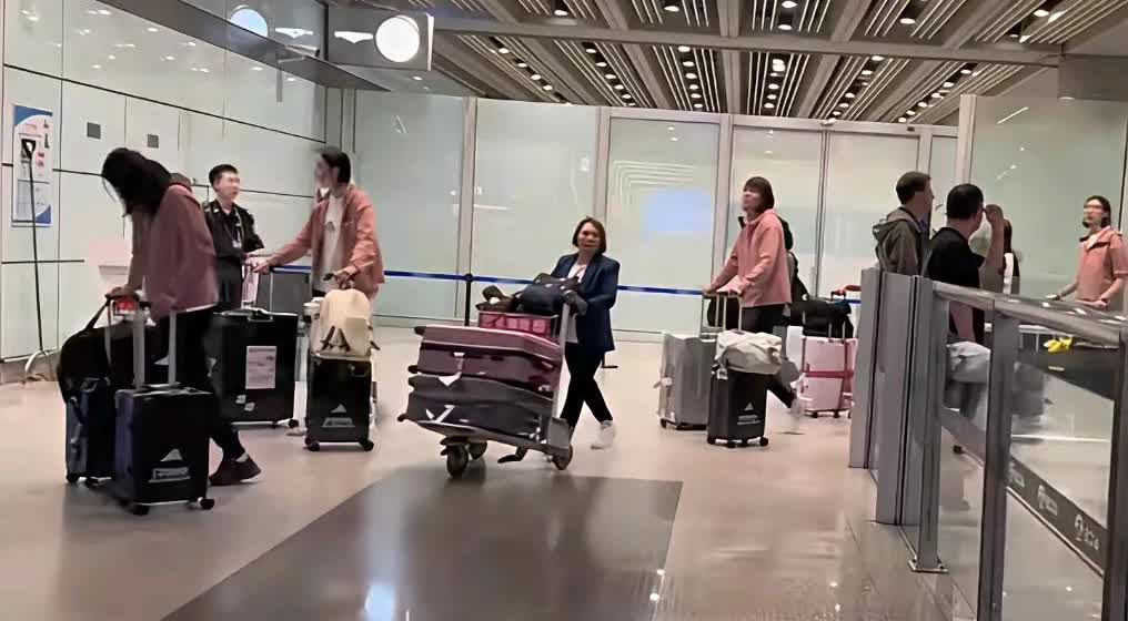 中国女排在队长龚翔宇的带领下落地北京，虽败犹荣、凯旋归来。李盈莹、袁心玥，姚