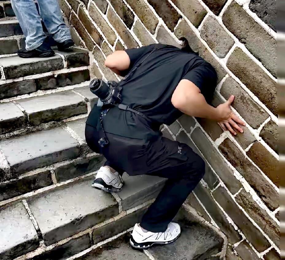 10月5日八达岭长城这一幕，看得人哭笑不得。一名男游客一时好奇，把头探出城墙洞口