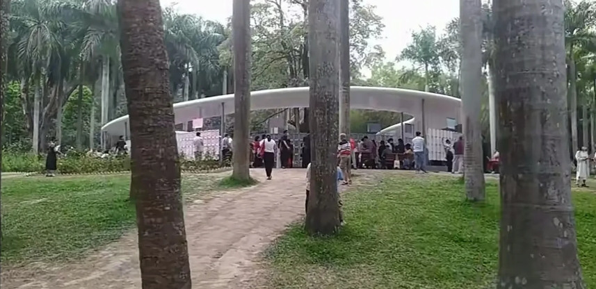 现在的各个地区相亲大会，都快成女儿国了，全是大龄剩女，没有一个男的。48个女的，