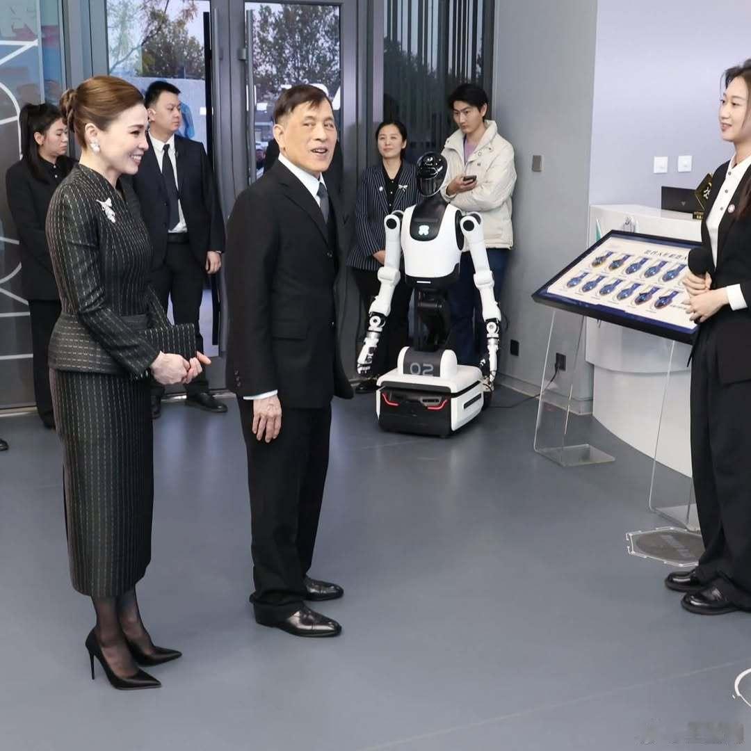 🇹🇭🇨🇳11月15日，泰国国王和王后参观北京人型机器人创新中心。