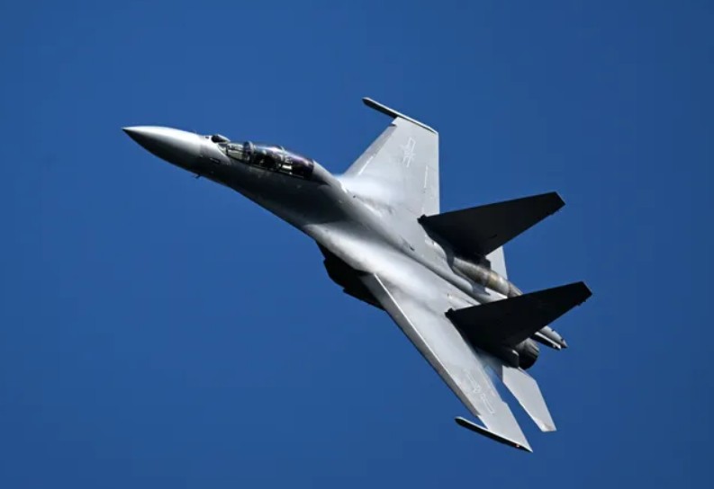 歼-16南海缠斗美战机50分钟，谁吃亏？台湾前空军副司令张延廷给出专业答案。