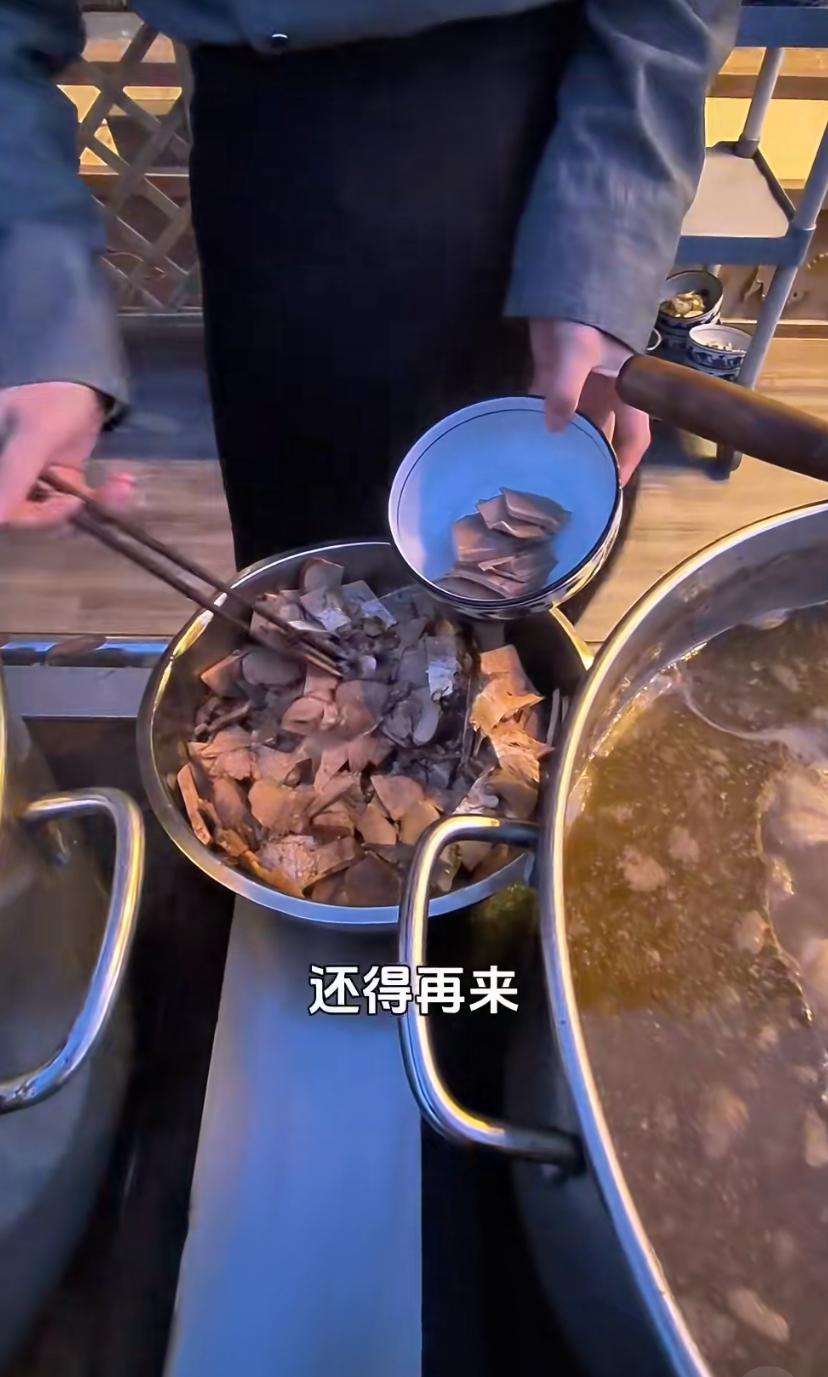 网友说：陈震你再加面，小姑娘要跳起来了！陈震在酒店的自助餐厅里面吃一碗牛肉拉面