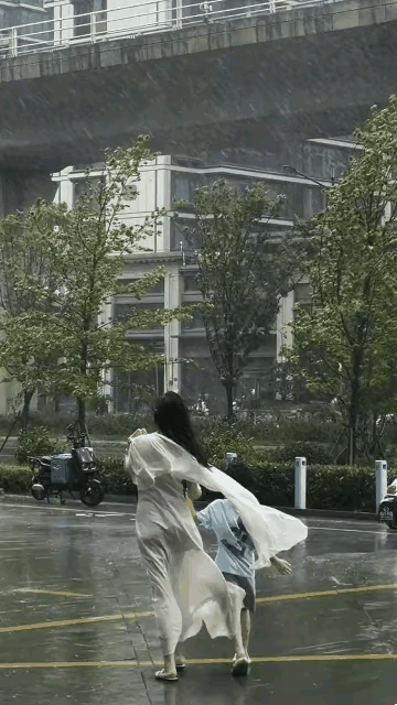 这么大的风，也不怕人被吹跑了[捂脸哭]