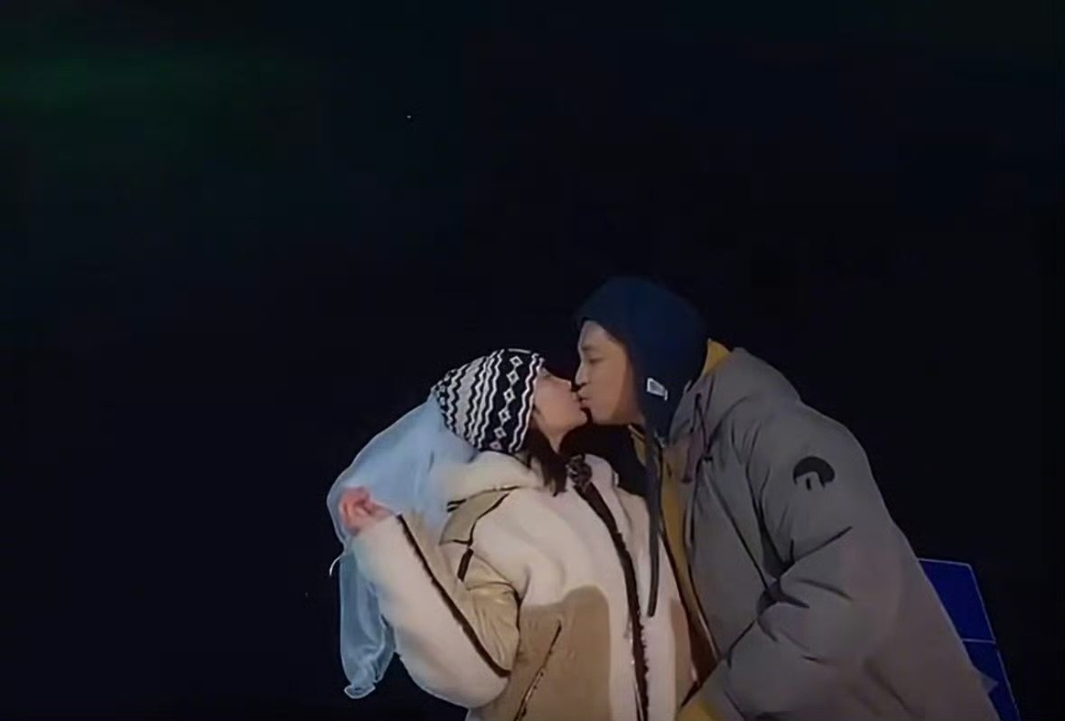马頔玩儿起浪漫是真行马頔李纯应了那句我浪漫我旅行马頔李纯的极光之旅，藏着头纱的