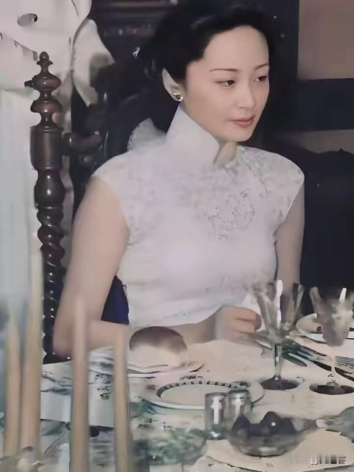 1942年，35岁的张乐怡在纽约的留影！1942年，纽约长岛。画面里是一栋别