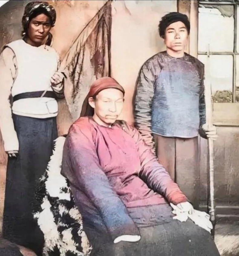 1862年，浙江某处，太平天国领袖之一“戴王”黄呈忠坐在一把铺着虎皮的椅子上，凶