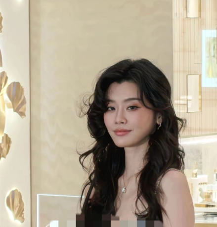 果然生过孩子的女人很难有少女感，就连奚梦瑶这样的贵妇都很难回到少女时代