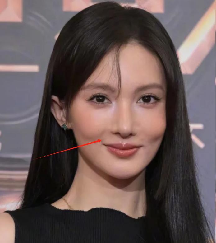 电影之夜明星的生图谁赢了我不知道，反正金晨输的最彻底。她每次出现长得都不一样，