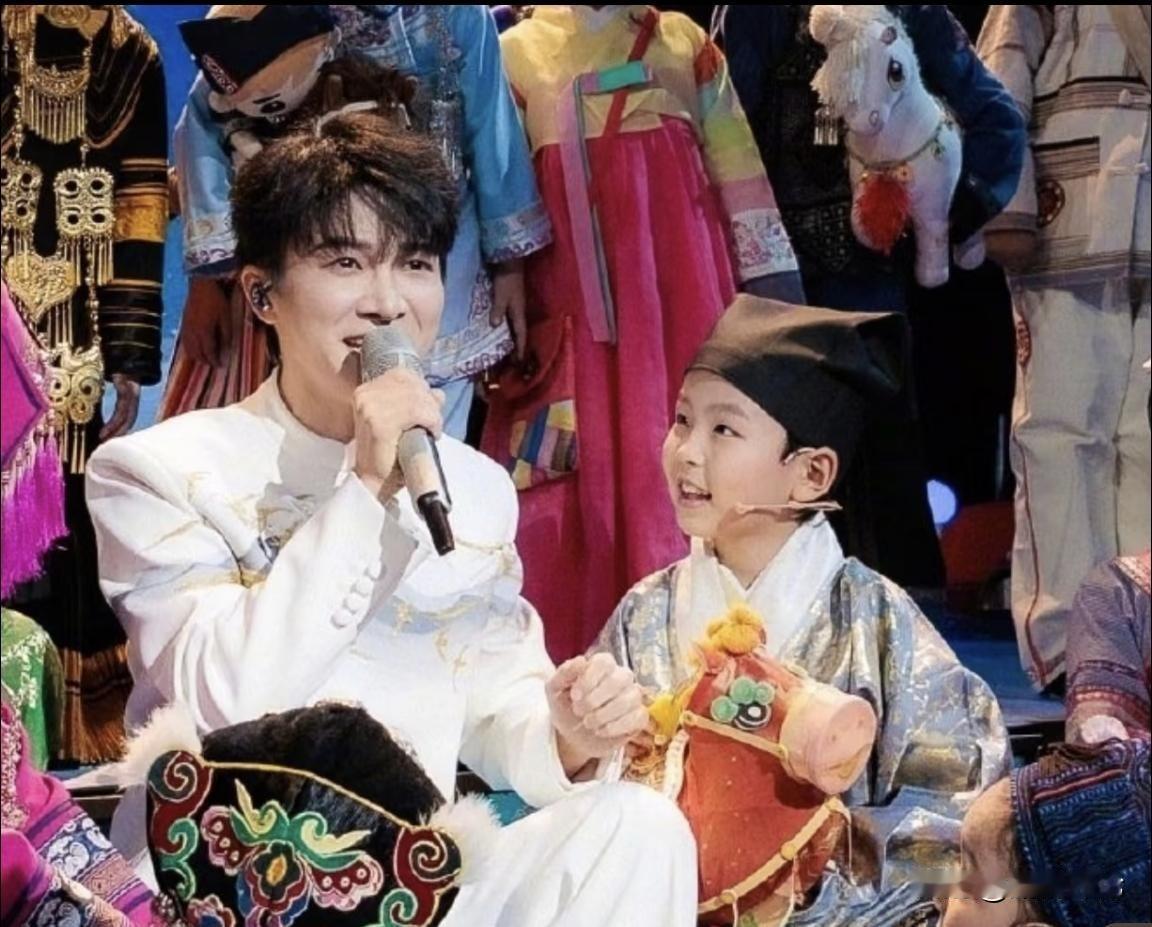 春晚的最大亮点之一，是小明在等待多年之后终于穿上了汉服。以前的56人大合照中，