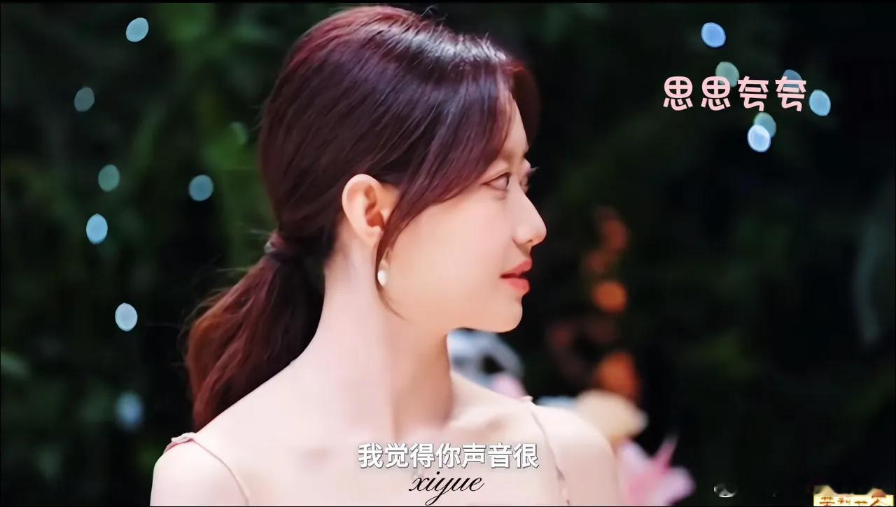 心动的信号9这一幕真的好戳人。思思跟崔译航聊天，随口夸他声音很像周兴哲。万万没想