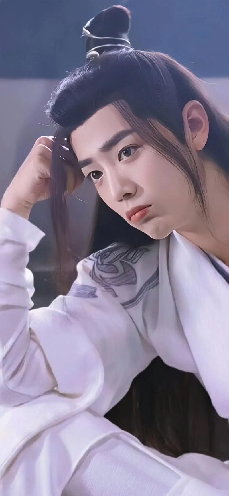 最开始认识肖战，是因为《陈情令》里的魏无羡，长相亮眼，演戏也很有灵气，一下子就让