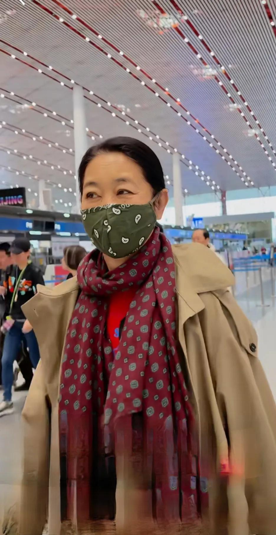 倪萍，记得以前主持节目的时候都一直坐着不起身，走路都要人搀扶着。现在这状态，调理