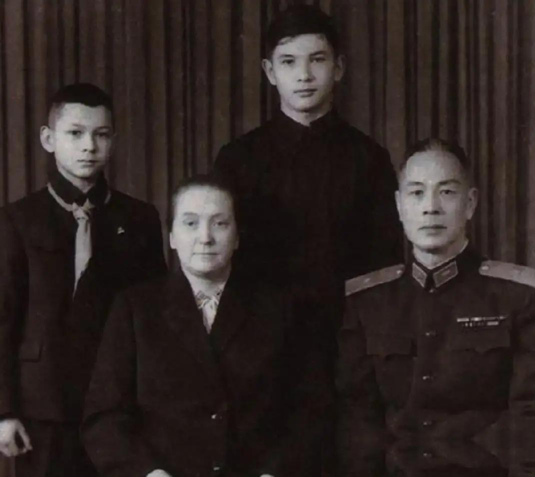 1964年，有关部门赶来哈军工，告知空军工程系主任唐铎少将：“现在给你两个选