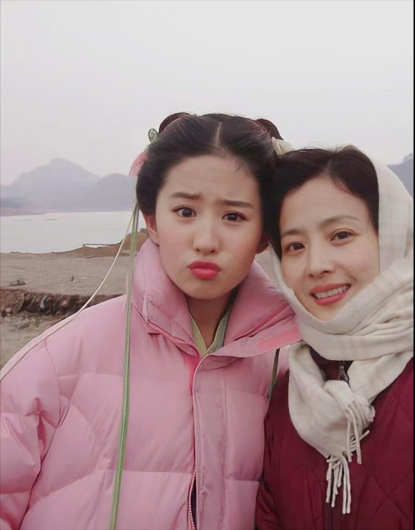 一到冬天，穿粉色羽绒服的刘亦菲就出来了，太俏皮美丽了