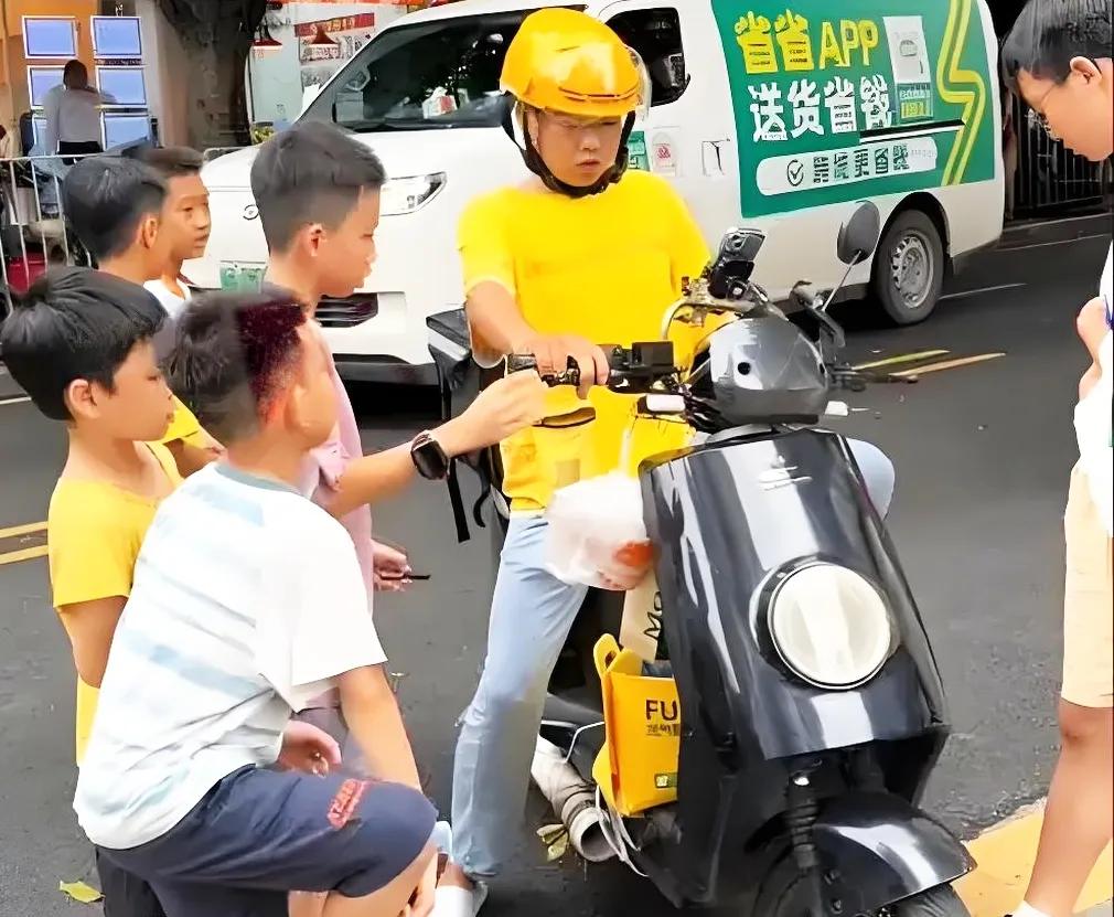 一觉醒来，华强北附近“小孩哥”、“小孩姐”的天塌了。好不容易有个暑假挣零