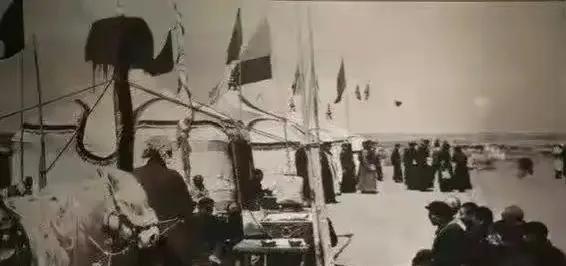 1939年6月21日清晨，延安上百单位20000多人敲锣打鼓在公路旁迎接一位重要