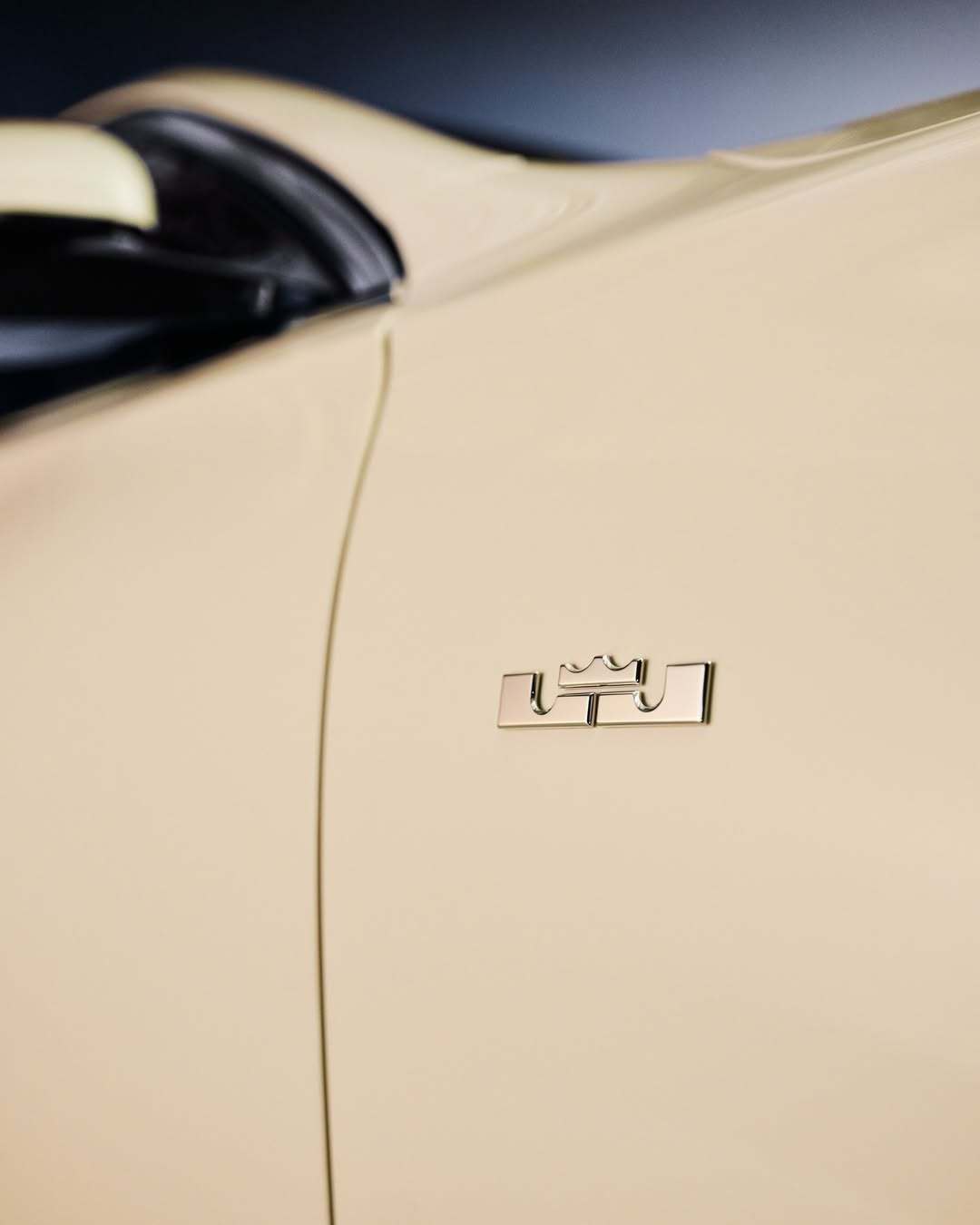 詹姆斯收获了一辆定制版迈巴赫，刻有自己的皇冠LOGO，太帅了！