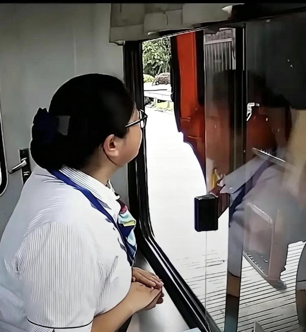 泪目了！人民日报都点赞转发了一货车拉大件超重上不了高速，本以为就此要打道回