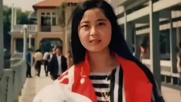 1988年，23岁的清华女研究生在火车上对一个35岁的男人一见钟情。女孩父母强烈