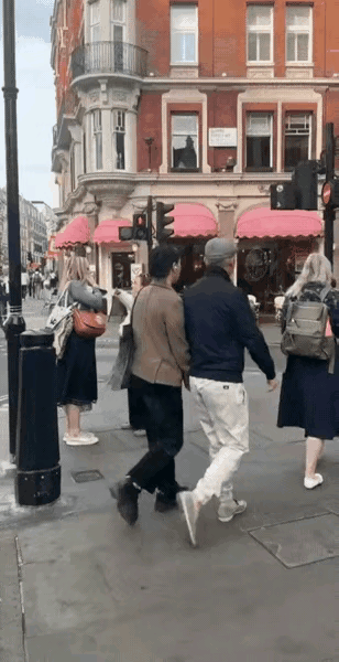 那英自从二婚找了孟桐以来，肉眼可见的幸福感。那姐整个人由内而外都焕发着光彩！反而