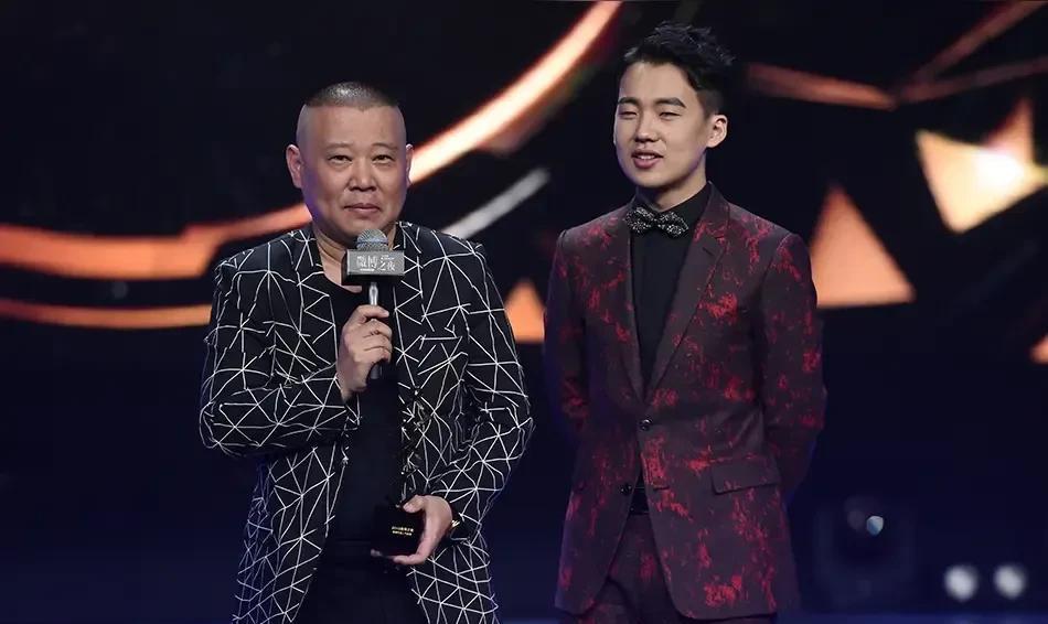主持人问郭德纲:“你是有名的相声家，你儿子郭麒麟为什么没有大红大紫？”郭德纲摇摇