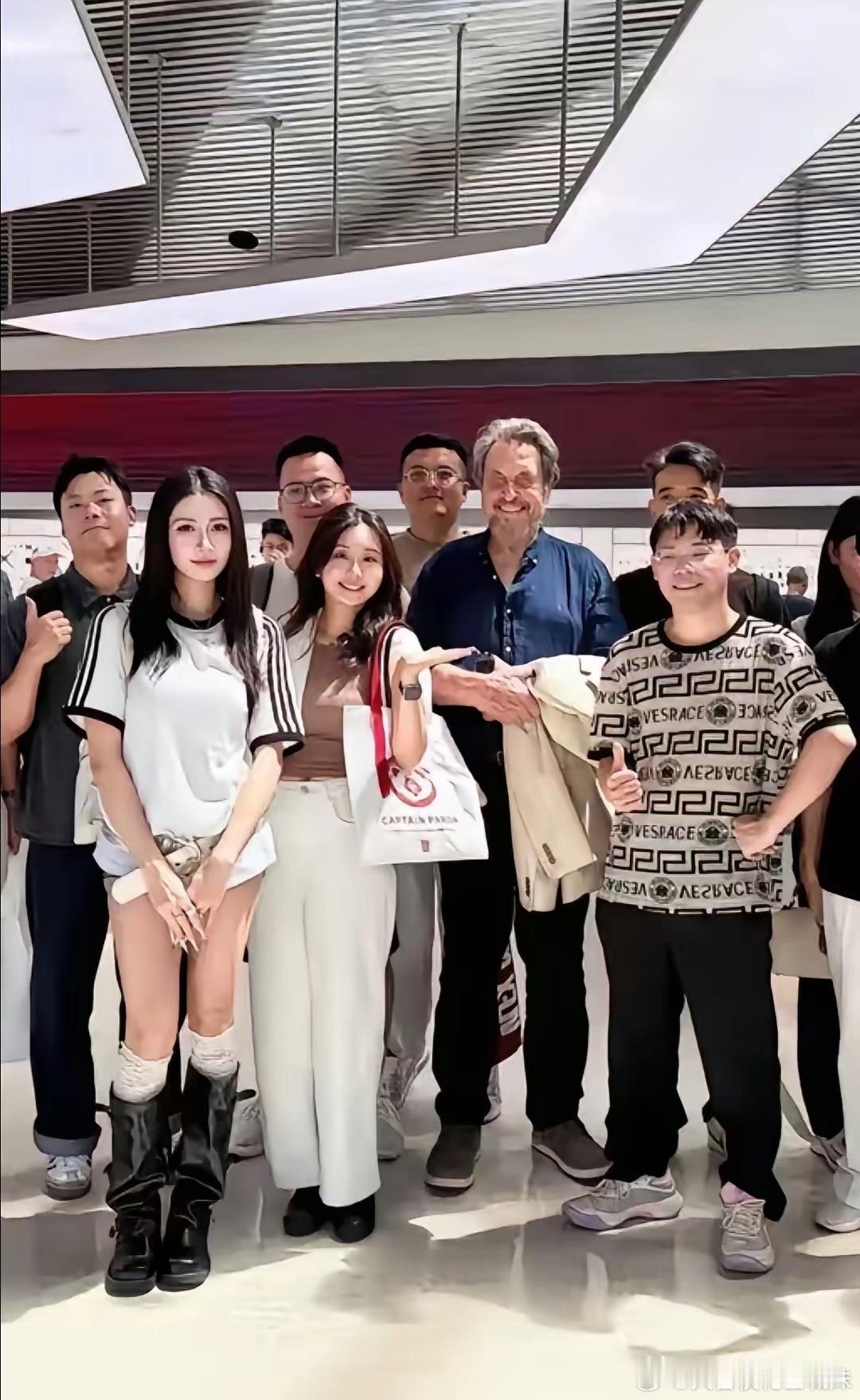 马斯克爸爸真是艳福不浅，来中国玩几天，身边总是不缺美女陪伴，就是吃顿饭也有一大群