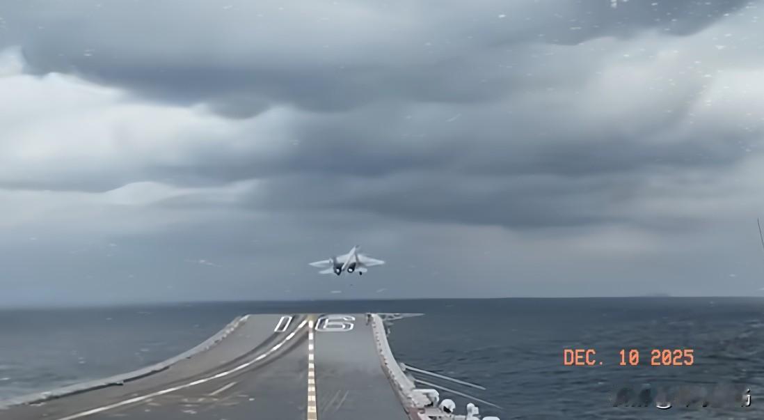 太尴尬啦！日本防卫大臣小泉进次郎前脚刚说完“没收到通知”，咱们“玉渊谭天”后脚就