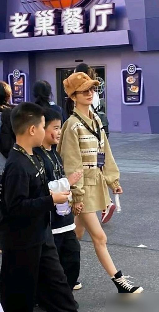 佟丽娅的养娃选择，真的太清醒了都说儿子是陈思诚的翻版，但佟丽娅一个动作，就撕