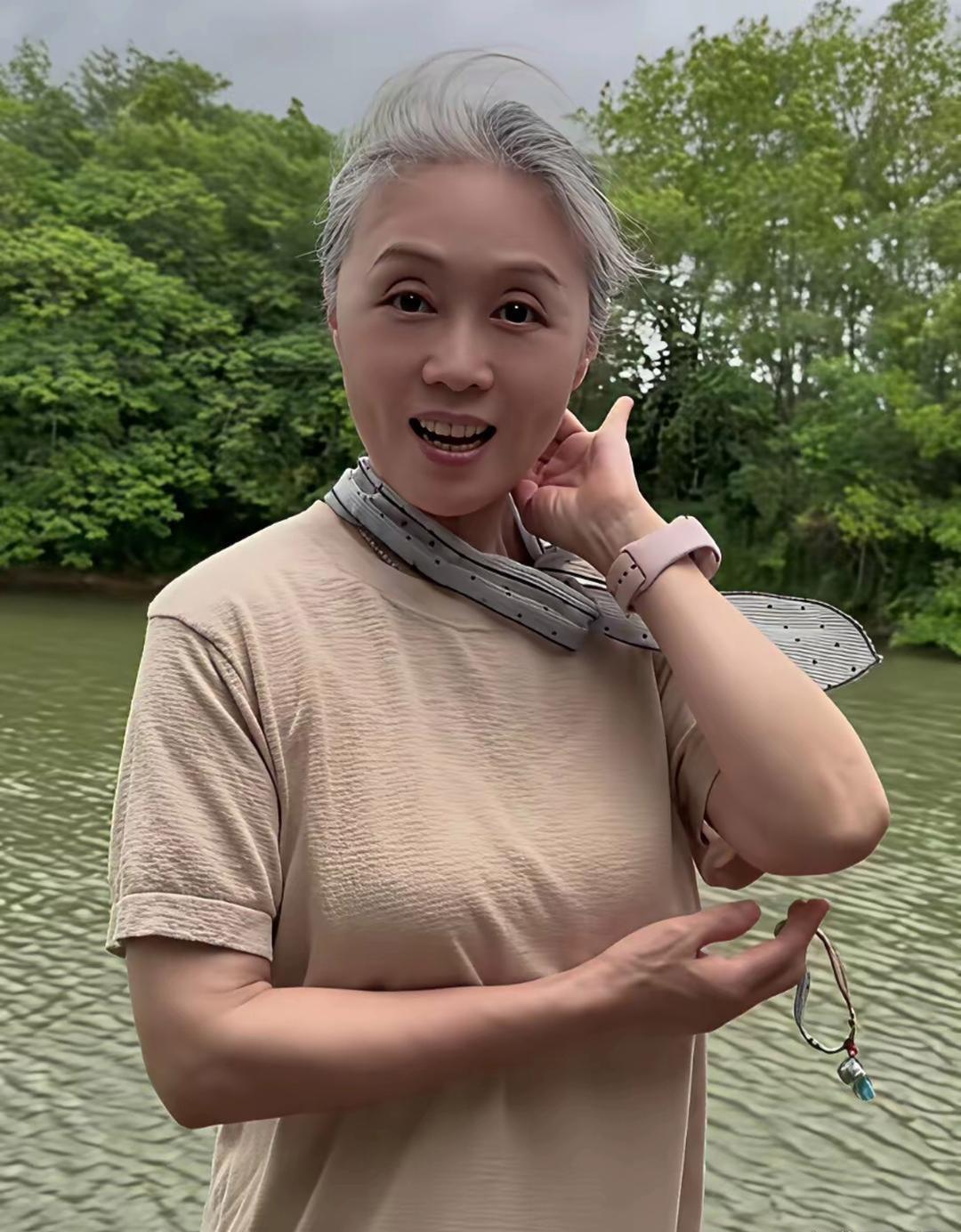天呐，我不说你能认出这位是谁吗？年轻时，无论长相还是唱功，都惊艳众人，如今满头