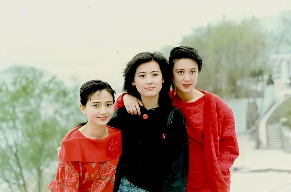 当年，北影电影版《红楼梦》三主演。小编认为此版《红楼梦》让夏钦（中）一个女演员