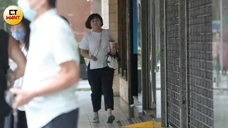 男友：刚刚接小腰果放学被拍到啦，网友又在猜你是不是怀二胎了。Selina：哈