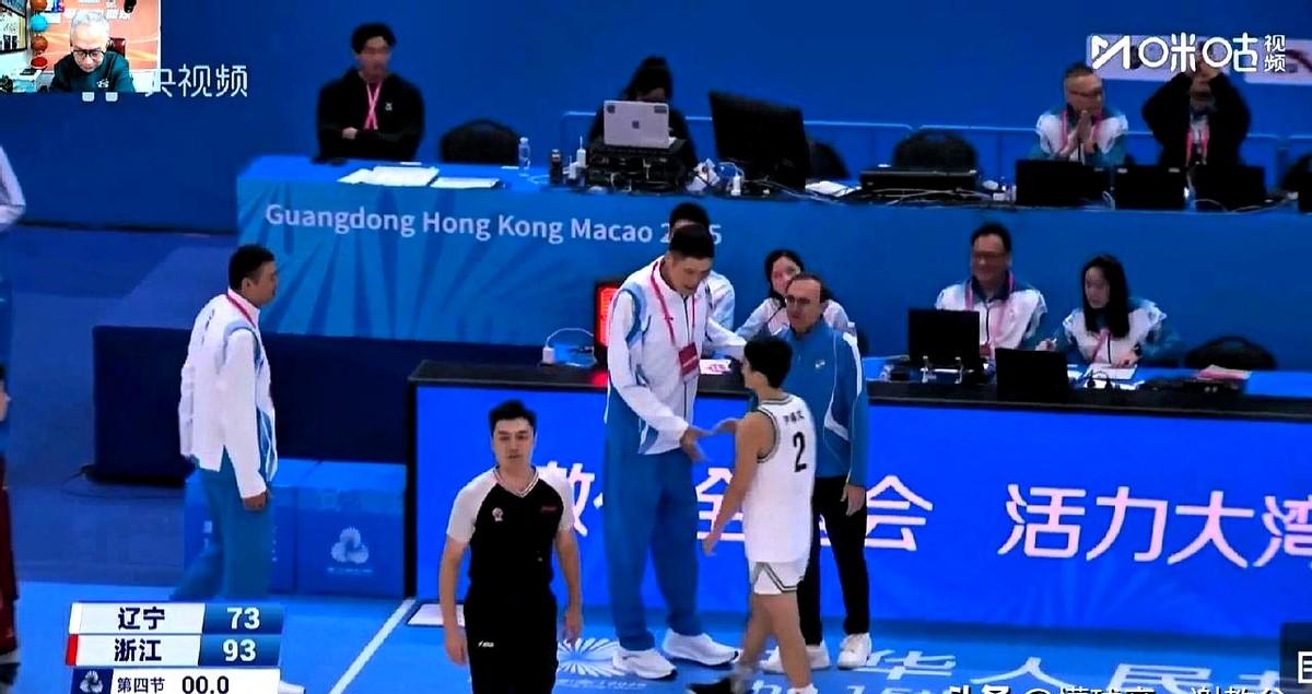 暖心一幕！辽宁男篮排位赛，浙江球员示意跟腱断裂的尹椿文上篮，外教洛佩斯随后表示