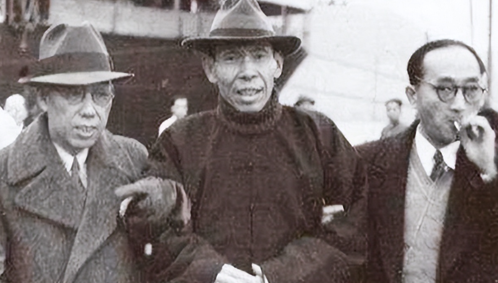 1965年，杜月笙幼子杜维嵩理完发后，发现钱包被偷了，老板以为他耍无赖，破口大骂