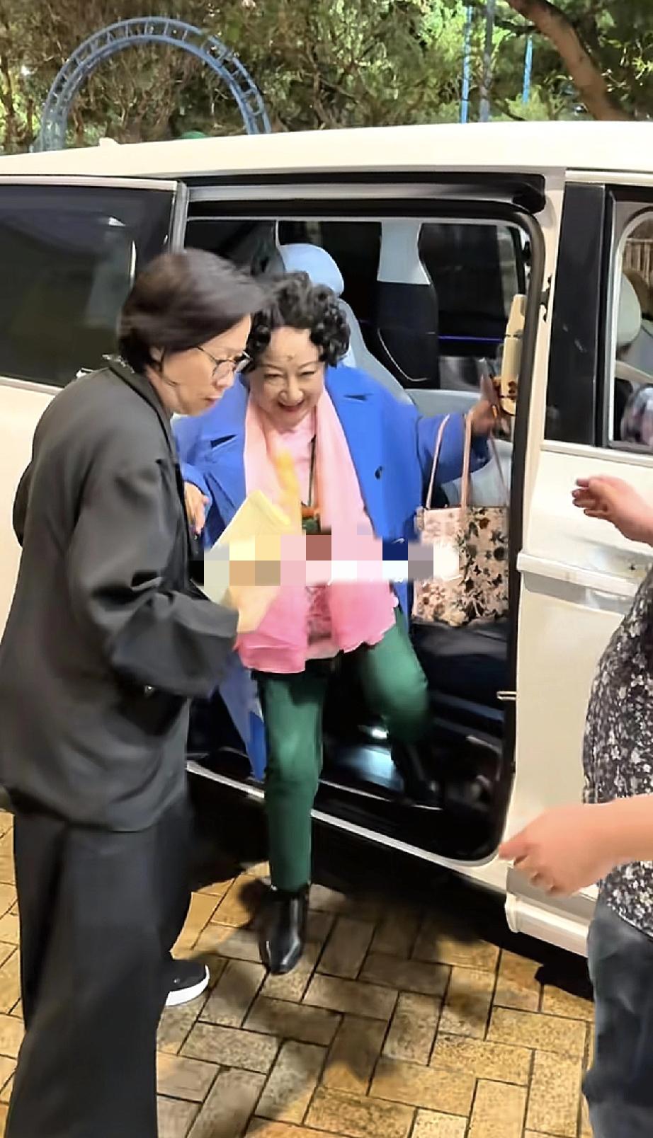 薛家燕腿又细又短，肚子好大，老态龙钟，不知道小17岁的男朋友看上她什么了！2