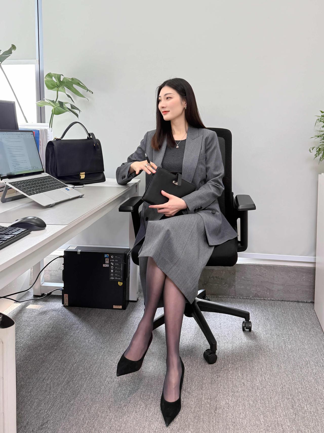 领导的穿搭｜今天是职场通勤穿搭～💼周一开大会💻领导今日上台主持职场感十足?