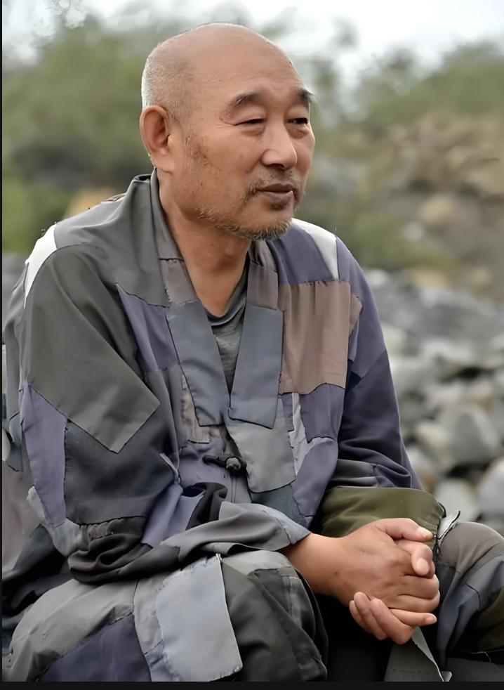 2000年2月8日，辽宁海城的大悲寺一改往日的清净，显得格外热闹，只因为：这一天