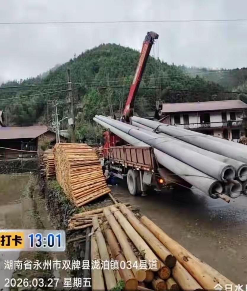 所以高压线落在车上的时候，千万不能下车。这不，湖南永州就发生这样的事情，一个带吊