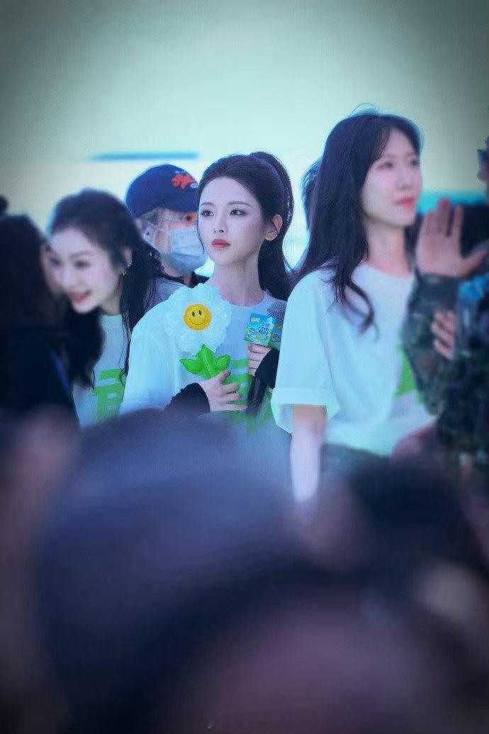 杨超越拍戏手臂大面积淤青全身心投入影视拍摄，手臂淤青默默承受，踏实努力，展现演