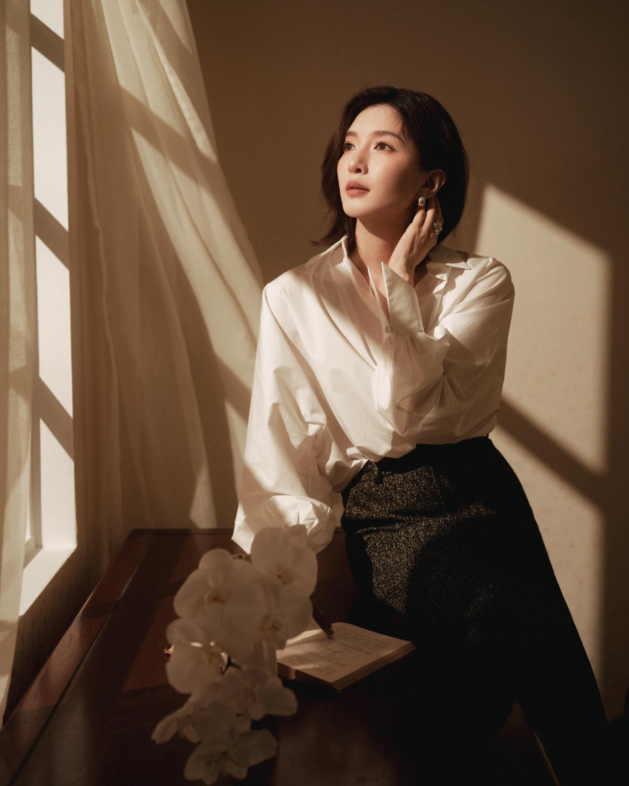 江疏影白衬衫穿搭写真一眼看去，坚韧、淡然、自在、从容瞬间跳入眼帘，美出了新角