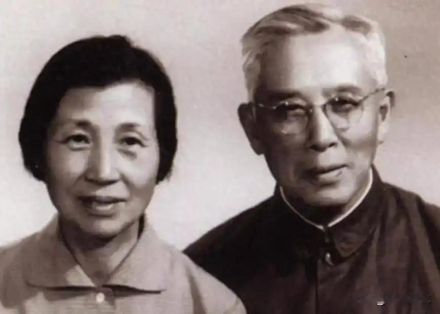 1993年，周培源92岁临终之时，挣扎着爬到妻子床边，拼了命喊出一句话，整栋楼顿