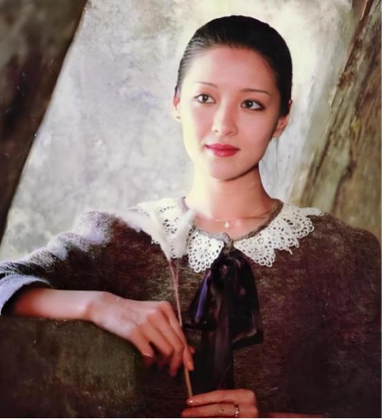 2001年，美女主持人小S自信地问李敖：“我和胡因梦相比，谁更好看？”李敖上下打
