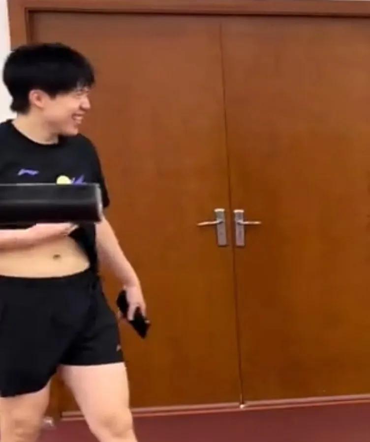 笑得肚子热热的，给小肚子凉快凉快啊！
