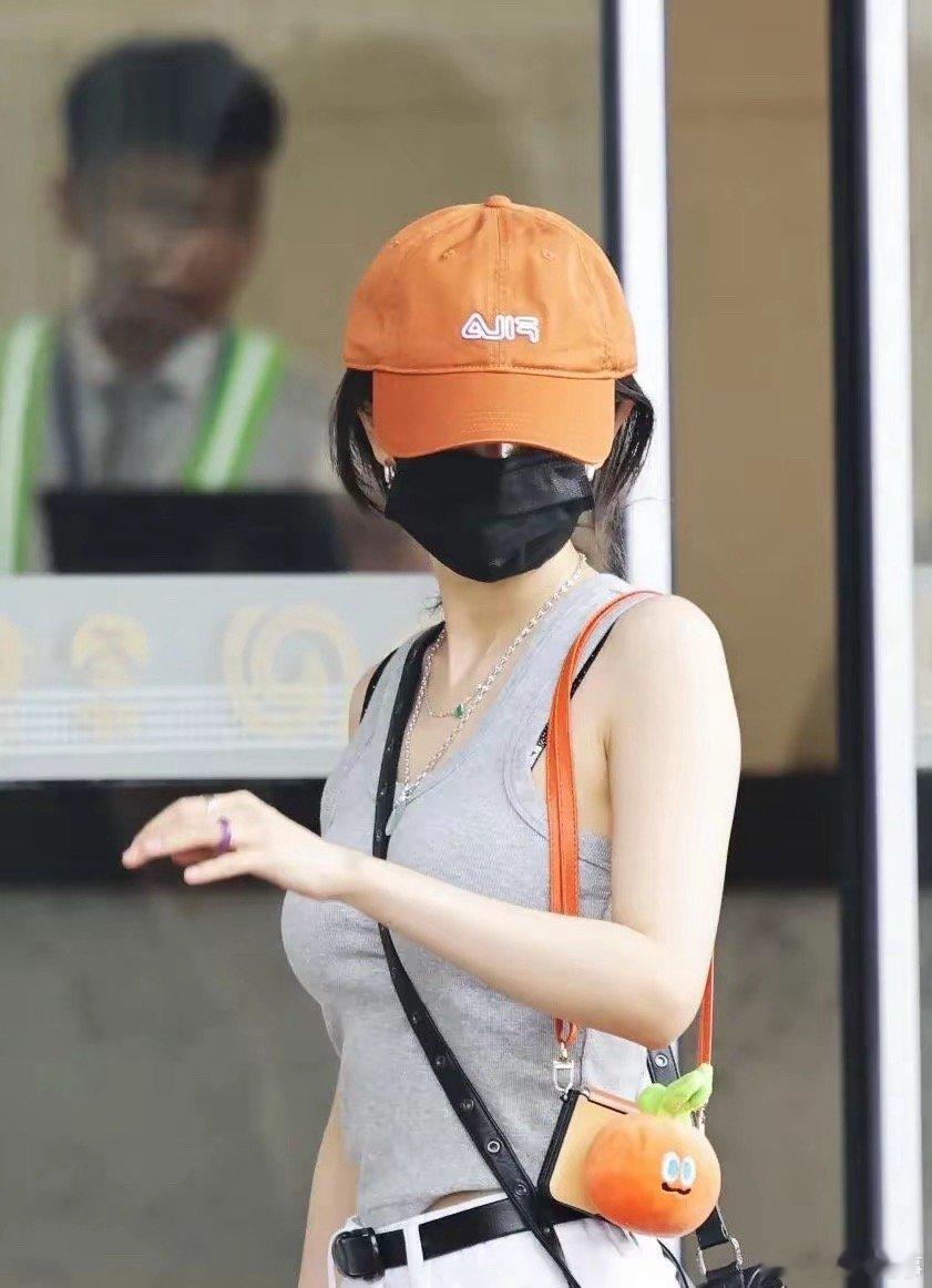 杨幂最新机场照绝美！瘦得刚刚好，美得无死角，少女感疯狂霸屏！杨幂​​​