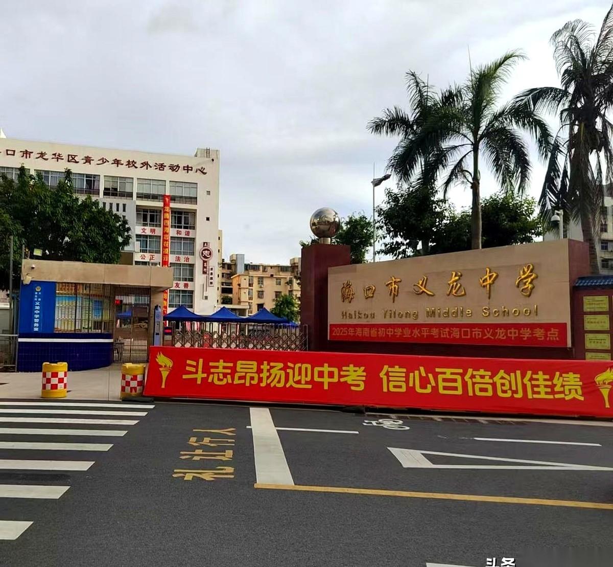 真挺魔幻的。那些名字听着响当当、动辄带个“北大”“枫叶”的贵族民办，今年居然招