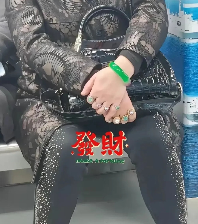 有一名男子乘坐公交车回家，在公交车上看到一名雍容华贵中年女子。这名女子手上戴着八