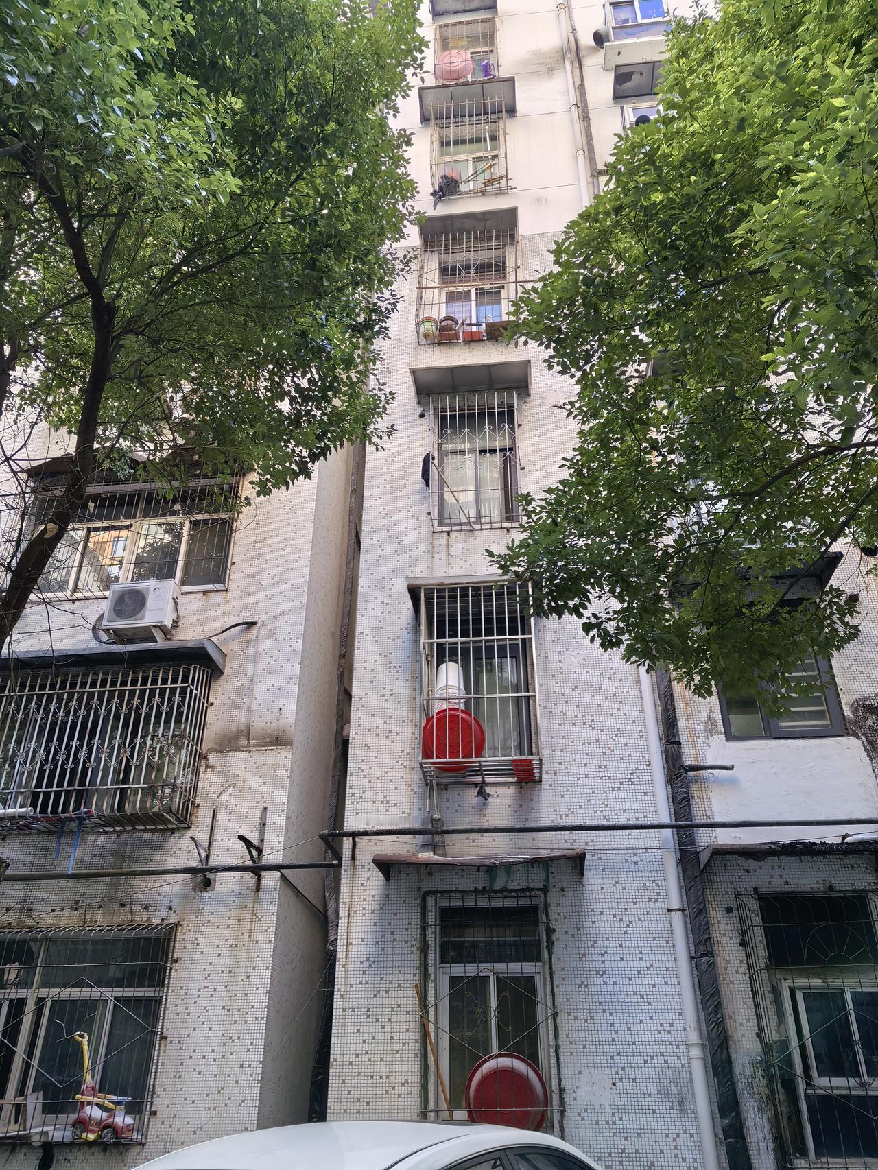 今天巡楼的时候发现了个奇怪的事情，有一栋楼的好几层业主都在卫生间的窗台外挂一个红