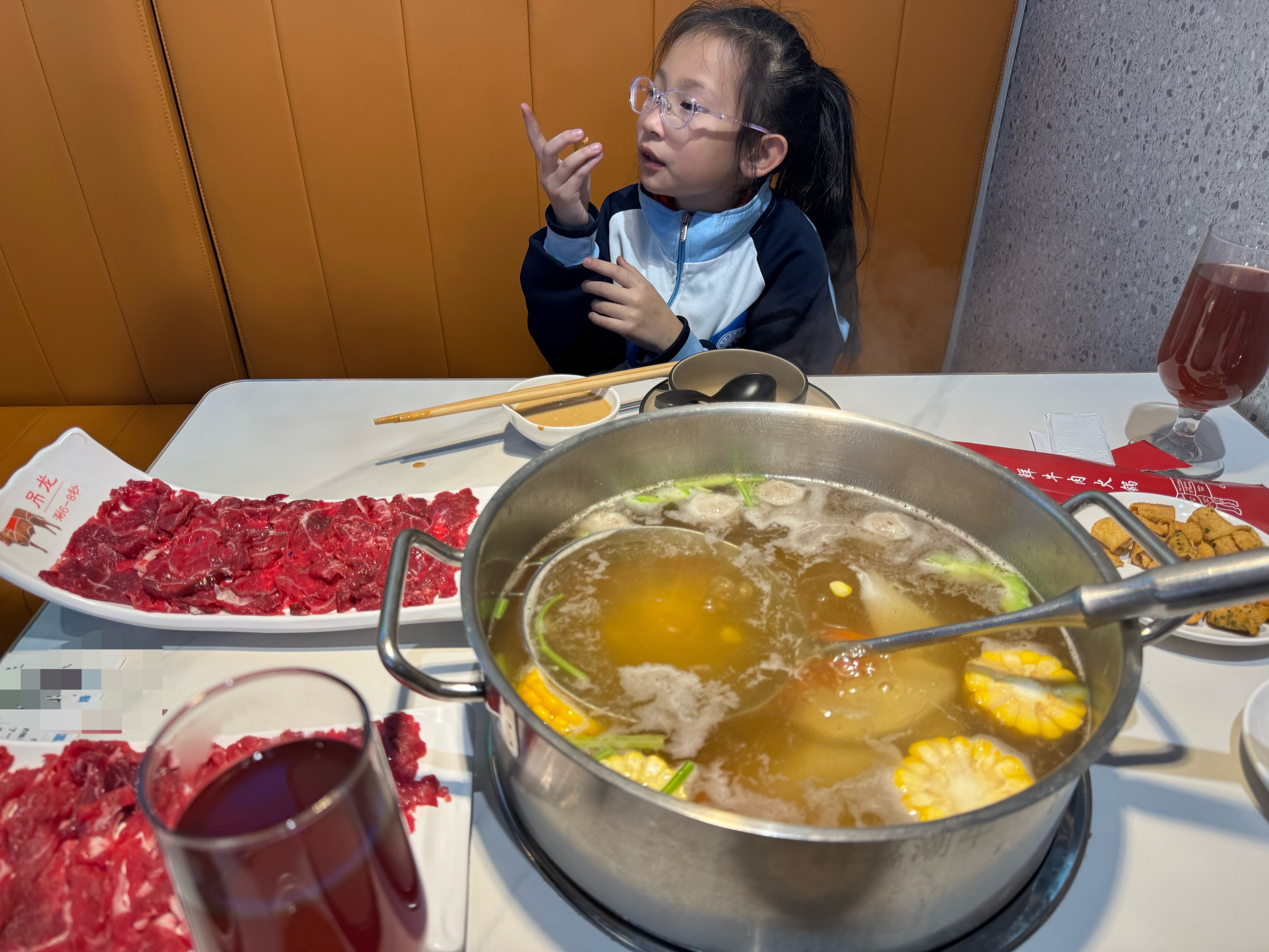 妹妹看到我在广东吃牛肉火锅了，我刚回来就和我说让我带她去。这不就来了嘛。