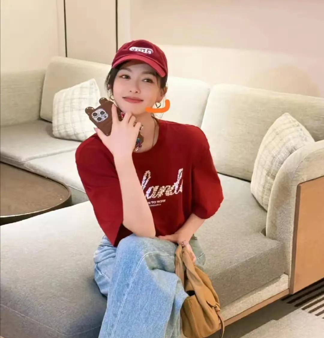 唐嫣好养眼啊！笑容灿烂，气质典雅，妥妥的女神一枚！红色的帽子，红色的上衣，蓝色