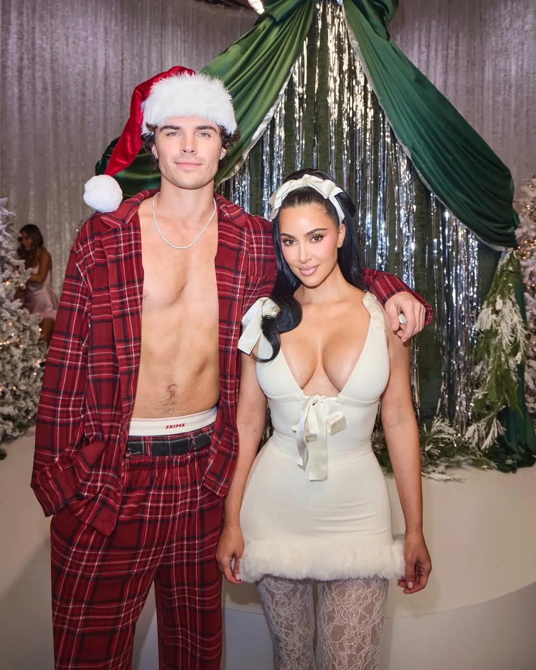 卡戴珊的圣诞节装扮，金卡戴珊的身材真是绝了，在圣诞节相关的造型上更是展现得淋漓