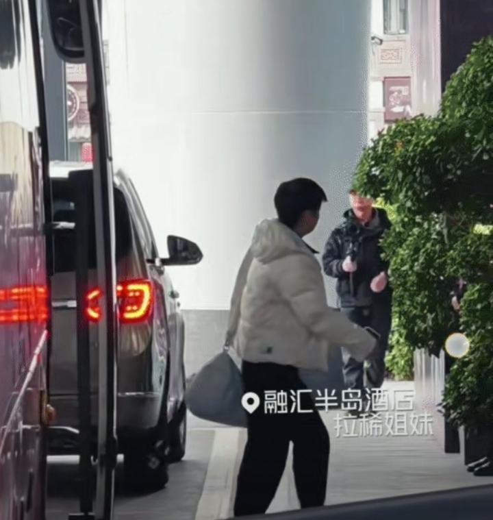 羡慕哭！孙颖莎下训，这位摄影师也太幸福了吧，都能近距离捕捉莎莎的模样，好羡慕哦！